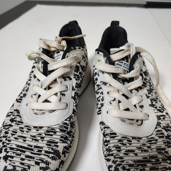 Skechers Bobs Black and White Patterned Sneakers 7.5 - Picture 2 of 8